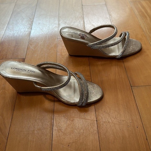 London Fog Collection beautiful & comfortable, sparkling gold, wedge platform - Picture 5 of 7